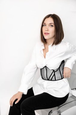 Stüdyoda poz veren güzel bir kadın. 