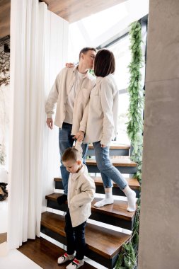 Küçük oğluyla mutlu bir aile.