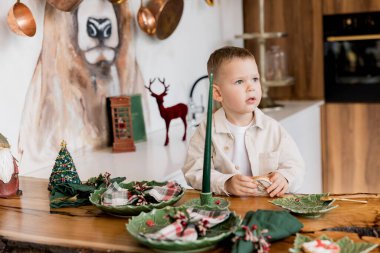 Noel zamanı mutfaktaki sevimli erkek bebeğin portresi.