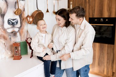 Mutfakta küçük oğlu olan mutlu bir aile.