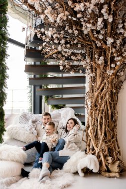 Küçük oğluyla mutlu bir aile. 