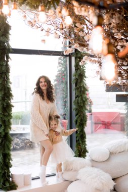 Güzel anne Noel 'i küçük kızıyla evde geçirir. 