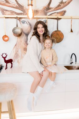 Sevgili anne Noel 'i küçük kızıyla birlikte mutfakta, kış tatili konseptiyle geçiriyor. 