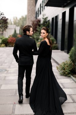 Yakışıklı bir adam ve güzel bir kadının portresi. Moda mutlu çifti buluşuyor, birlikte vakit geçiriyorlar, dışarıda poz veriyorlar.. 