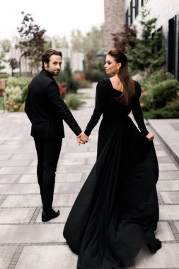 Yakışıklı bir adam ve güzel bir kadının portresi. Moda mutlu çifti buluşuyor, birlikte vakit geçiriyorlar, dışarıda poz veriyorlar.. 