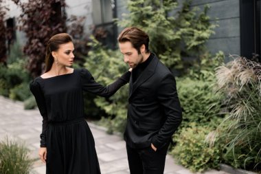 Yakışıklı bir adam ve güzel bir kadının portresi. Moda mutlu çifti buluşuyor, birlikte vakit geçiriyorlar, dışarıda poz veriyorlar.. 