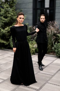 Yakışıklı bir adam ve güzel bir kadının portresi. Moda mutlu çifti buluşuyor, birlikte vakit geçiriyorlar, dışarıda poz veriyorlar.. 