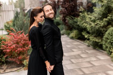 Yakışıklı bir adam ve güzel bir kadının portresi. Moda mutlu çifti buluşuyor, birlikte vakit geçiriyorlar, dışarıda poz veriyorlar.. 