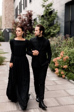 Yakışıklı bir adam ve güzel bir kadının portresi. Moda mutlu çifti buluşuyor, birlikte vakit geçiriyorlar, dışarıda poz veriyorlar.. 