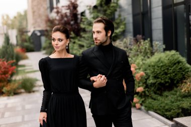 Yakışıklı bir adam ve güzel bir kadının portresi. Moda mutlu çifti buluşuyor, birlikte vakit geçiriyorlar, dışarıda poz veriyorlar.. 