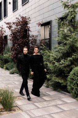 Yakışıklı bir adam ve güzel bir kadının portresi. Moda mutlu çifti buluşuyor, birlikte vakit geçiriyorlar, dışarıda poz veriyorlar.. 