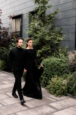 Yakışıklı bir adam ve güzel bir kadının portresi. Moda mutlu çifti buluşuyor, birlikte vakit geçiriyorlar, dışarıda poz veriyorlar.. 