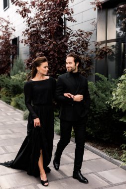 Yakışıklı bir adam ve güzel bir kadının portresi. Moda mutlu çifti buluşuyor, birlikte vakit geçiriyorlar, dışarıda poz veriyorlar.. 