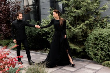 Yakışıklı bir adam ve güzel bir kadının portresi. Moda mutlu çifti buluşuyor, birlikte vakit geçiriyorlar, dışarıda poz veriyorlar.. 