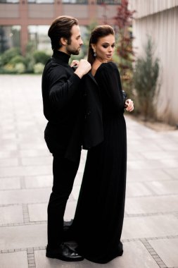 Yakışıklı bir adam ve güzel bir kadının portresi. Moda mutlu çifti buluşuyor, birlikte vakit geçiriyorlar, dışarıda poz veriyorlar.. 