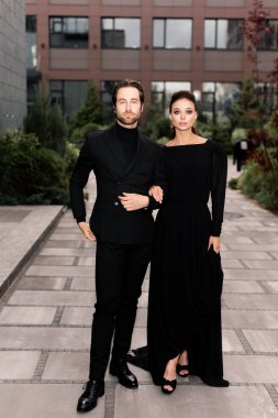 Yakışıklı bir adam ve güzel bir kadının portresi. Moda mutlu çifti buluşuyor, birlikte vakit geçiriyorlar, dışarıda poz veriyorlar.. 