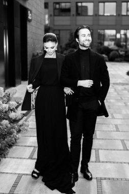 Yakışıklı bir adam ve güzel bir kadının siyah beyaz portresi. Moda mutlu çifti buluşuyor, birlikte vakit geçiriyorlar, dışarıda poz veriyorlar..  