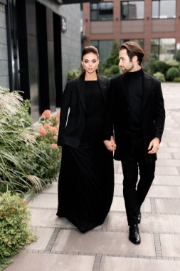 Yakışıklı bir adam ve güzel bir kadının portresi. Moda mutlu çifti buluşuyor, birlikte vakit geçiriyorlar, dışarıda poz veriyorlar.. 