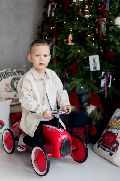 Malý Chlapec Hraje Autíčkem Doma Blízkosti Vánočního Stromečku — Stock fotografie