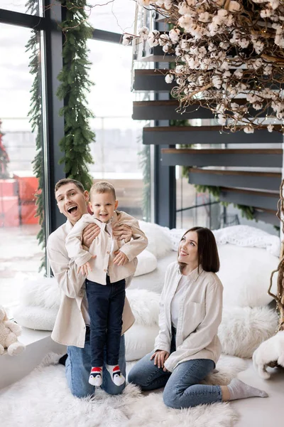 Küçük oğluyla birlikte mutlu bir ailenin portresi.