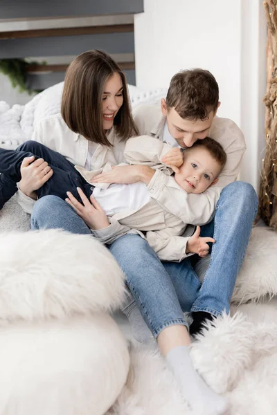 Küçük oğluyla mutlu bir aile.