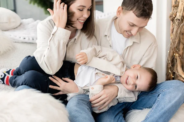 Gelukkig Gezin Met Kleine Zoon Thuis — Stockfoto