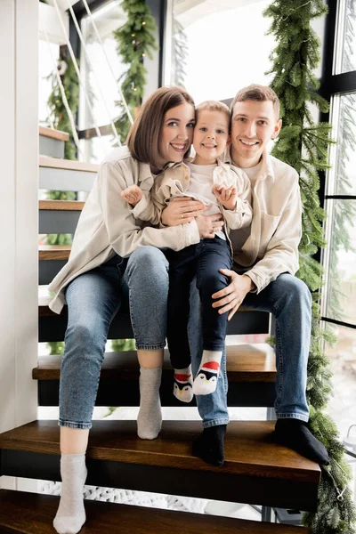 Küçük oğluyla mutlu bir aile.