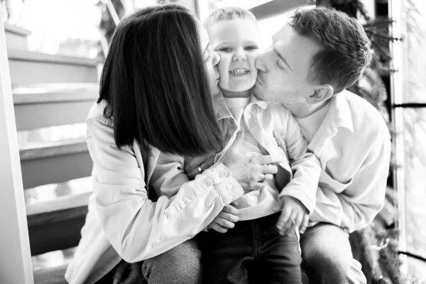 Černá Bílá Fotografie Šťastné Rodiny Malým Synem Doma — Stock fotografie