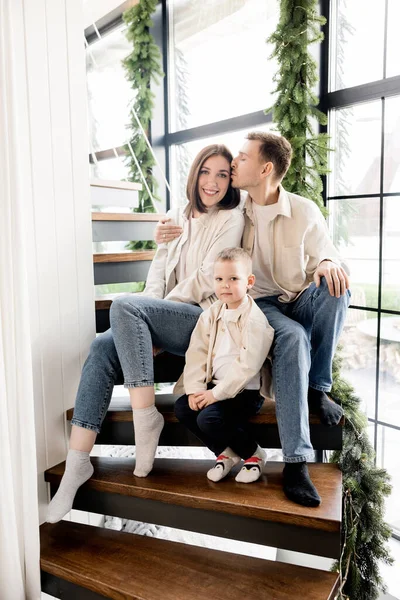 Šťastná Rodina Malým Synem Doma — Stock fotografie