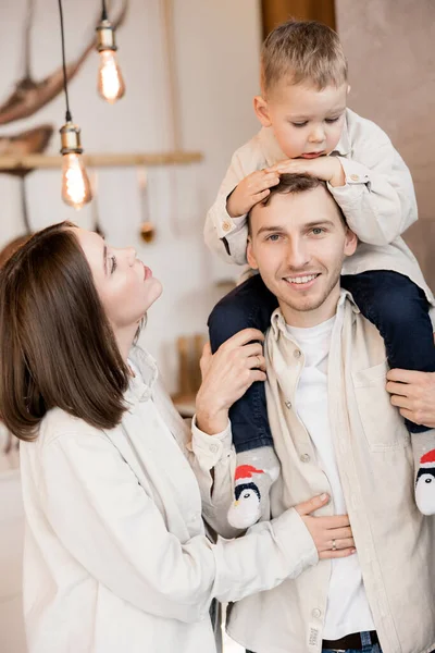 Retrato Familia Feliz Con Hijo Pequeño Casa — Foto de Stock