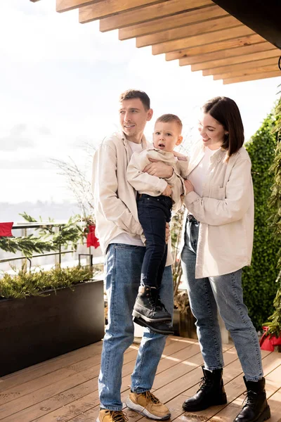 Šťastný Rodinný Pózování Zdobené Pro Vánoční Balkon Moderním Domě — Stock fotografie