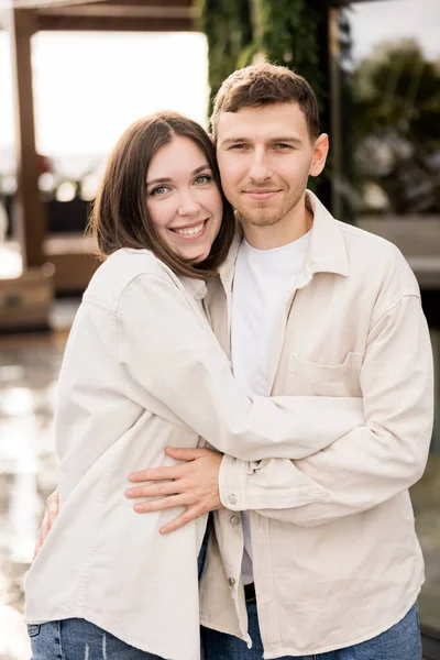 Happy Young Couple Love Hugging Looking Camera Outdoors — Foto Stock