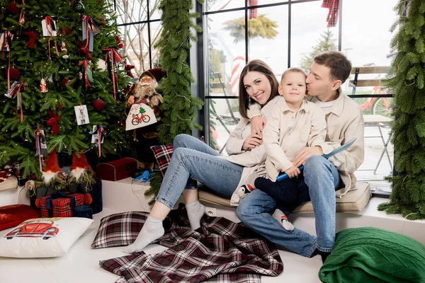 Krásná Rodina Sedí Blízkosti Zdobené Vánoční Stromeček Doma Nový Rok — Stock fotografie