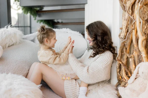 Beautiful Young Mother Her Little Daughter Cozy Home — Stockfoto