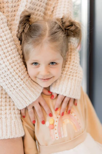 Cropped Photo Female Hands Hugging Little Girl — Foto Stock