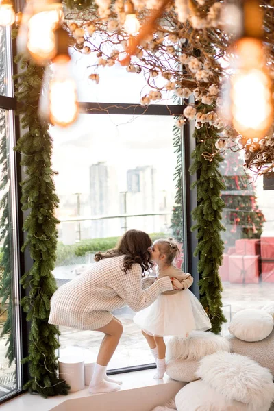 Mooie Moeder Brengen Kersttijd Met Kleine Dochter Thuis — Stockfoto