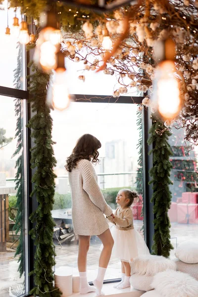 Güzel anne Noel 'i küçük kızıyla evde geçirir. 