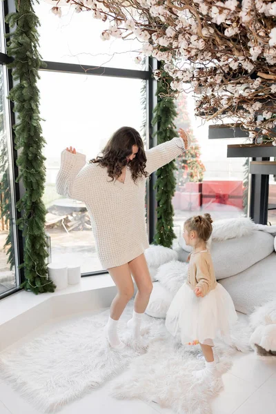 Mooie Jonge Moeder Haar Dochtertje Hebben Plezier Thuis Voor Kerst — Stockfoto