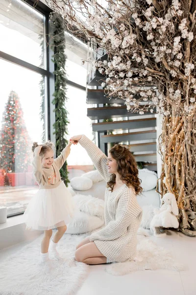 Beautiful Young Mother Her Little Daughter Having Fun Home Christmas — Stockfoto