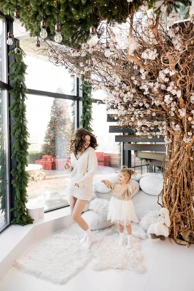 Beautiful Young Mother Her Little Daughter Having Fun Home Christmas — Stockfoto