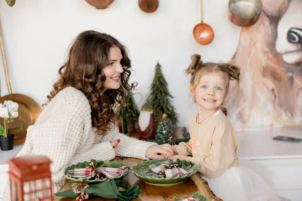 Güzel anne ve küçük kızı Noel zamanı mutfakta.