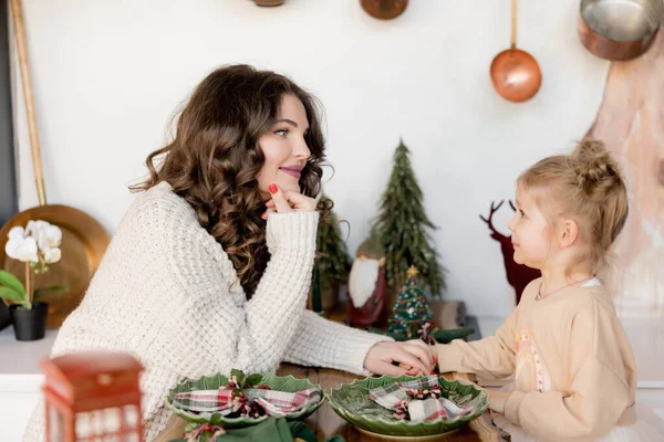 Güzel anne ve küçük kızı Noel zamanı mutfakta.