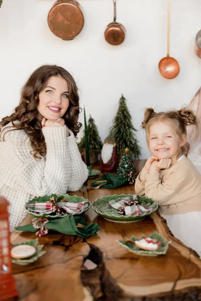 Güzel anne ve küçük kızı Noel zamanı mutfakta.