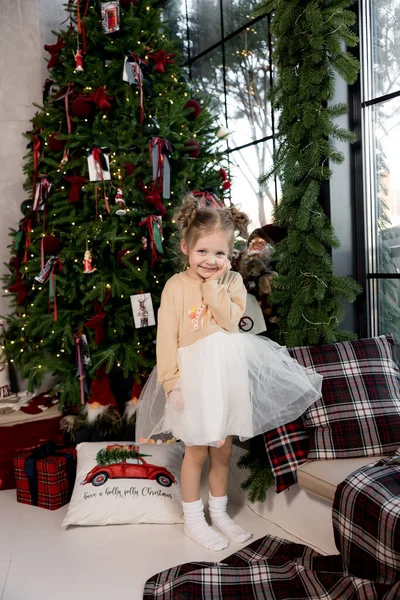 Roztomilé Dítě Dívka Pozadí Vánočního Stromečku Zdobené Místnosti — Stock fotografie