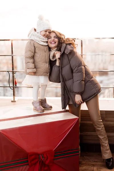 Happy Young Mother Her Daughter Outdoors Winter — Stockfoto