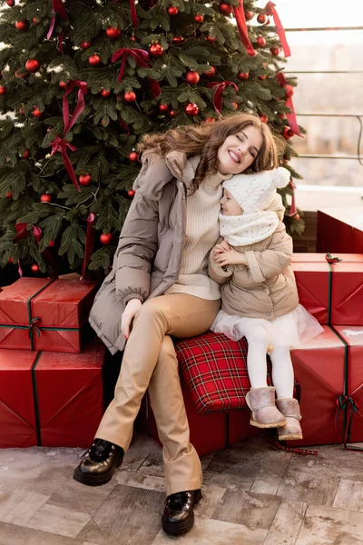 Beautiful Woman Her Daughter Christmas Tree — Stockfoto