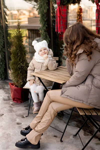 Молода Красива Жінка Маленька Дочка Сидять Міському Фоні Взимку Концепція — стокове фото