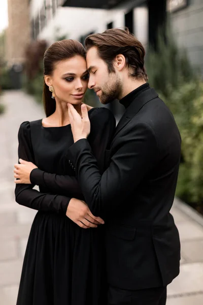 Photoshoot Genç Moda Bir Çiftin Portresi Şık Takım Elbiseli Yakışıklı — Stok fotoğraf