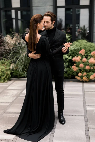 Yakışıklı bir adam ve güzel bir kadının portresi. Moda mutlu çifti buluşuyor, birlikte vakit geçiriyorlar, dışarıda poz veriyorlar.. 