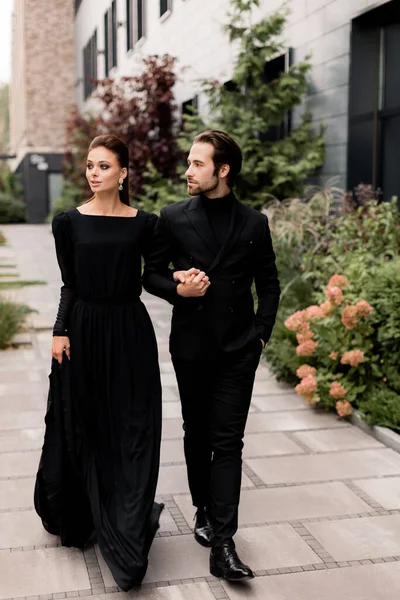 Yakışıklı bir adam ve güzel bir kadının portresi. Moda mutlu çifti buluşuyor, birlikte vakit geçiriyorlar, dışarıda poz veriyorlar.. 